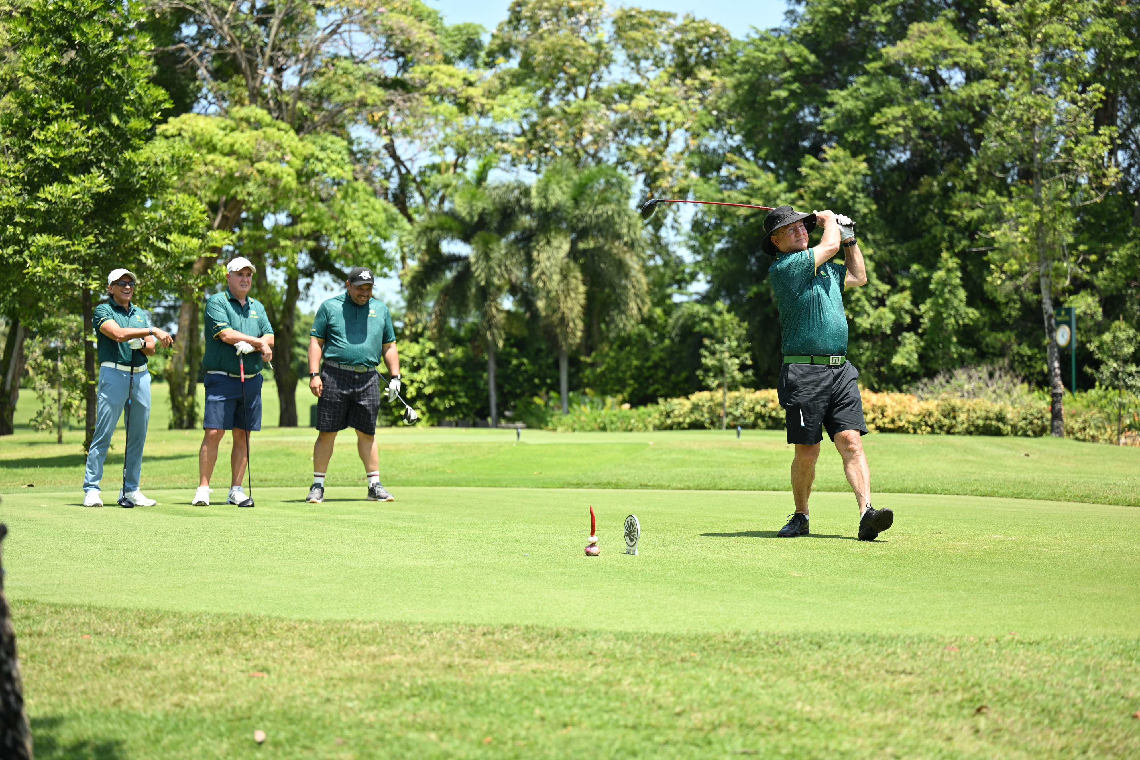 Bill Midswing Wideshot